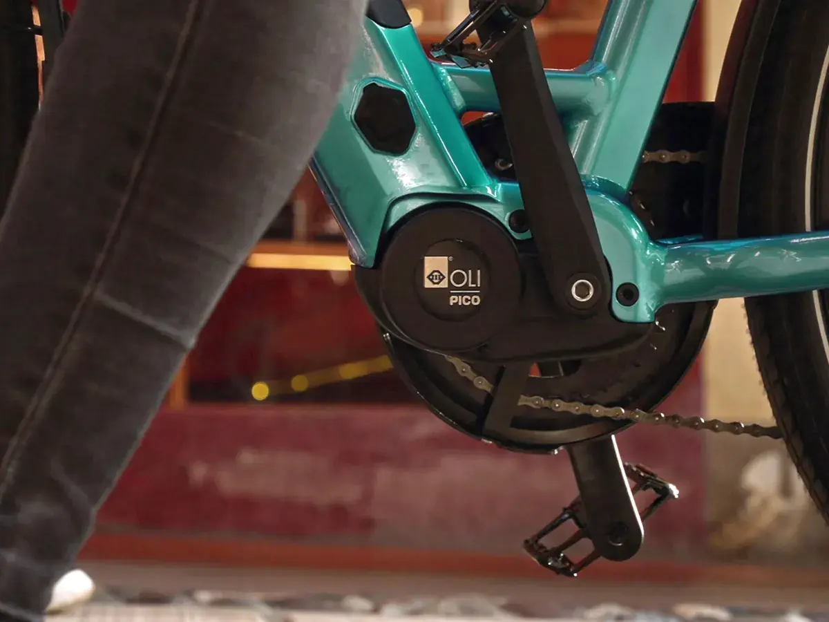 OLI-motoren sett fra siden, ved pedalen